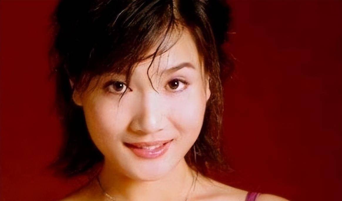 跟大11岁侯勇离婚后,独自抚养女儿的潘雨辰,42岁"嫩"回20岁?