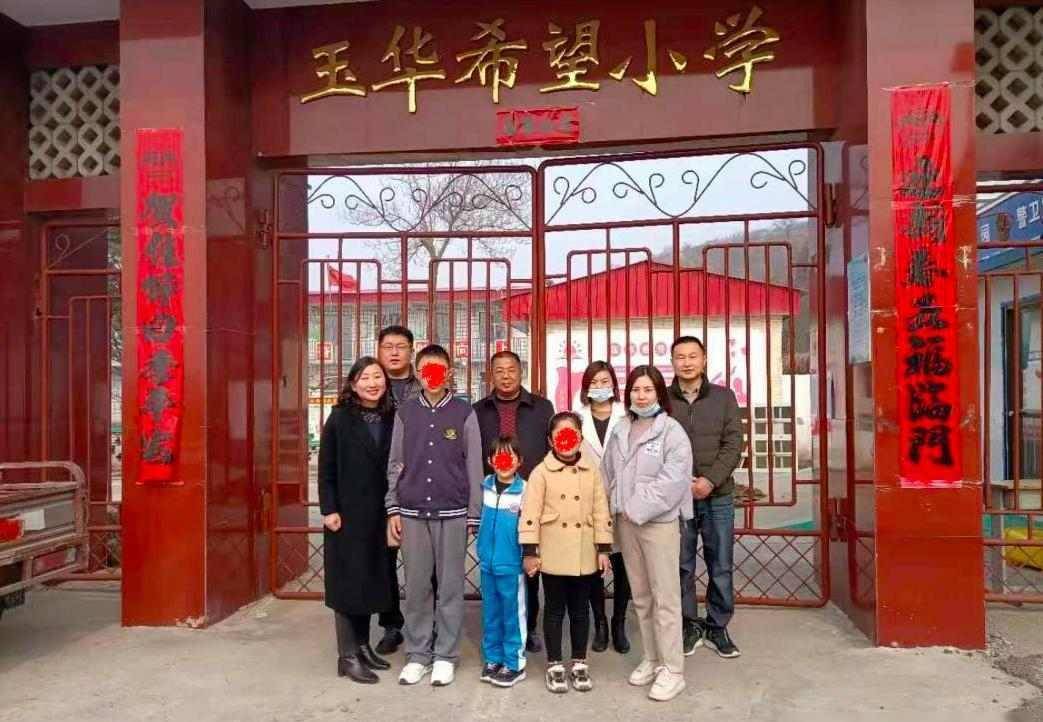 现在走进阜平县的玉华希望小学,教室的墙上还悬着罗玉华年轻时候的