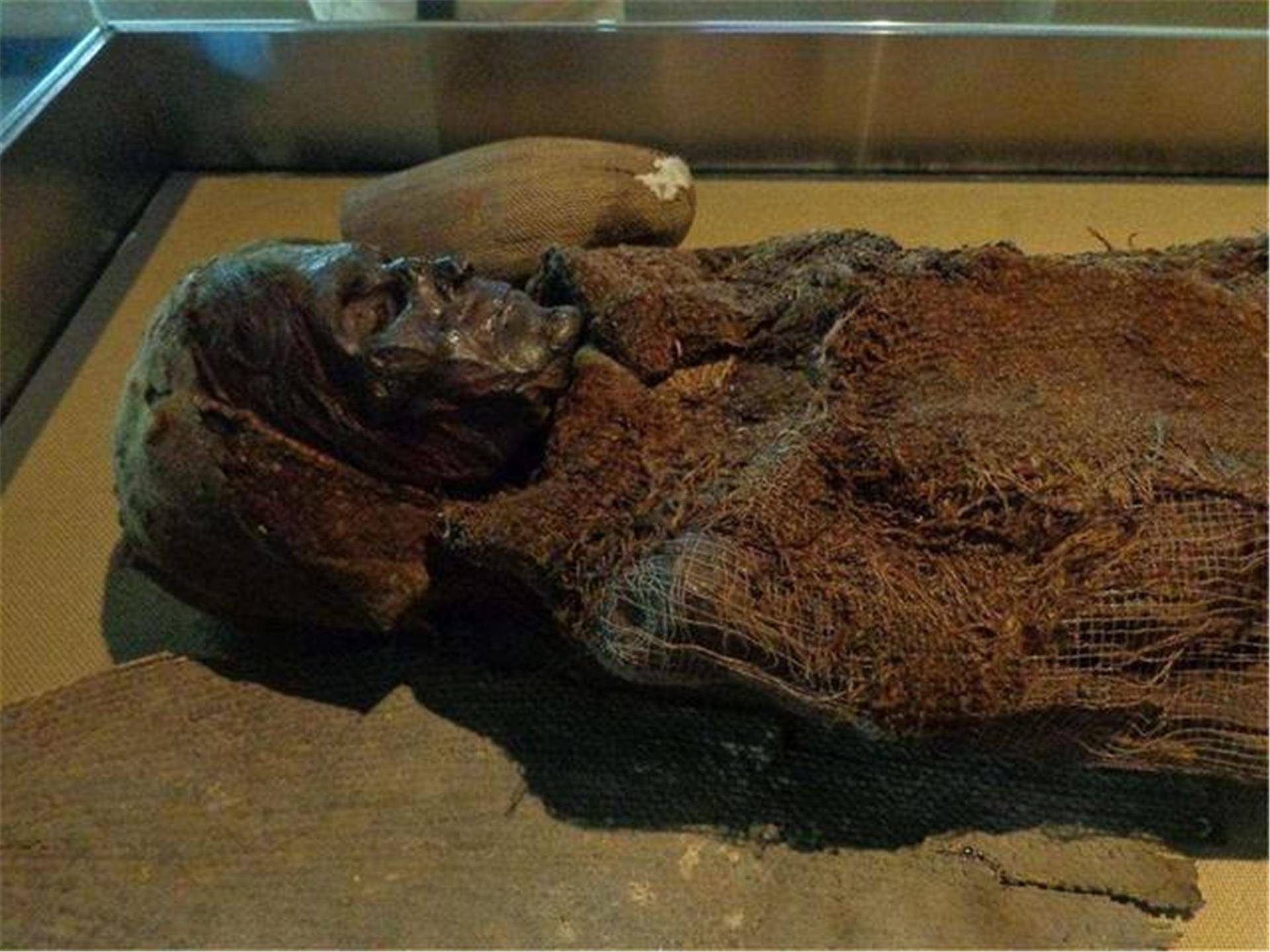 古墓中挖出不腐女尸,手上戴着绿宝石,专家看清后直呼:绝世美女