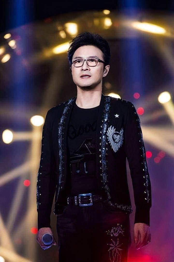 "摇滚才子"汪峰年少成名,和章子怡结婚后,两人恩爱有加
