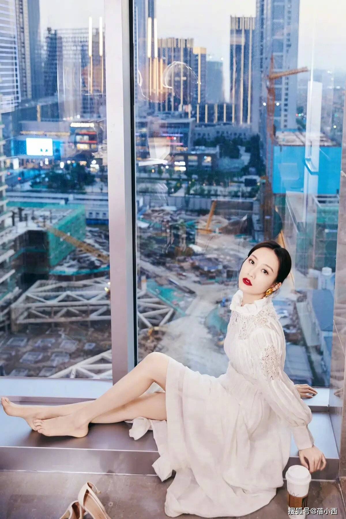 王鸥太适合走性感风穿红色开衩连衣裙妩媚动人美成焦点