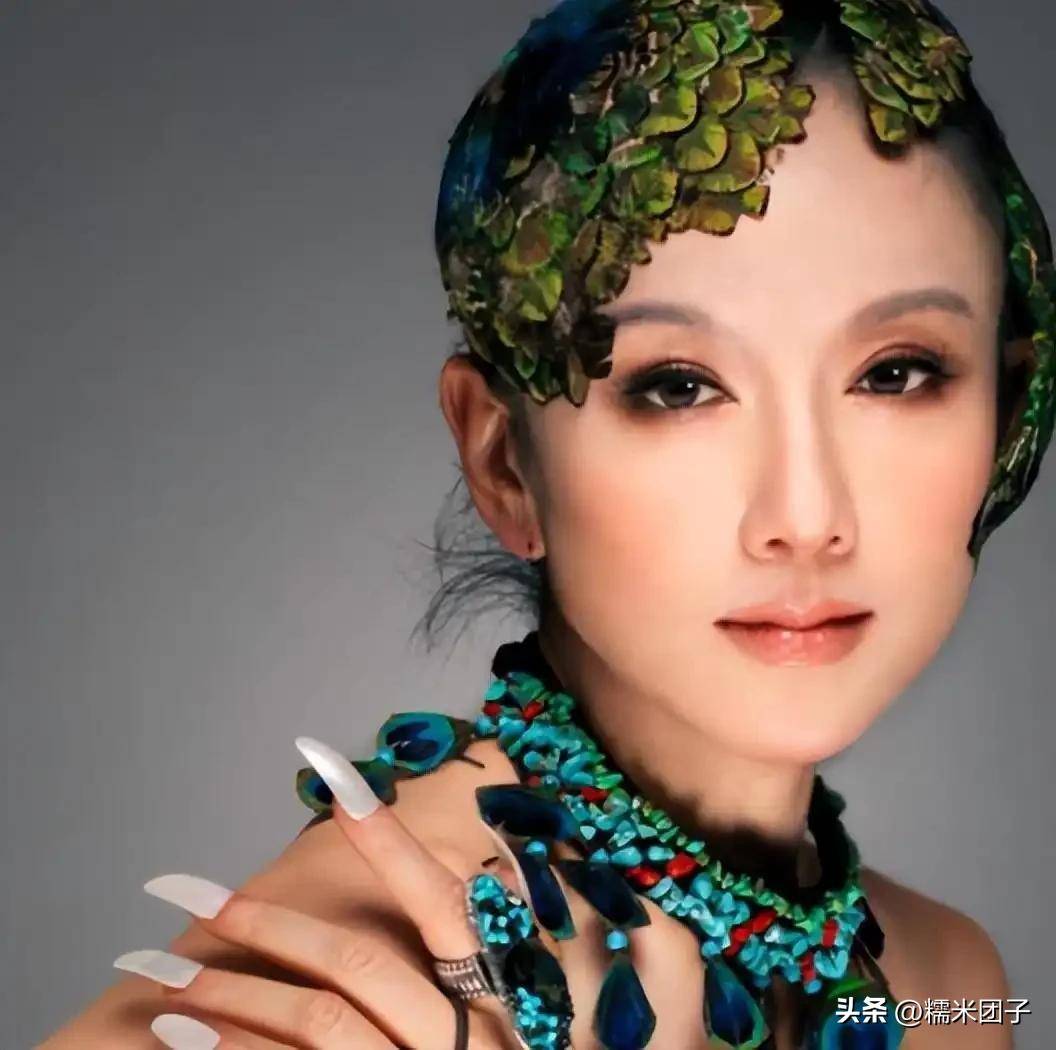 杨丽萍仙气全无,指甲也剪了,常年吃花瓣水,如今65岁拄拐杖出行