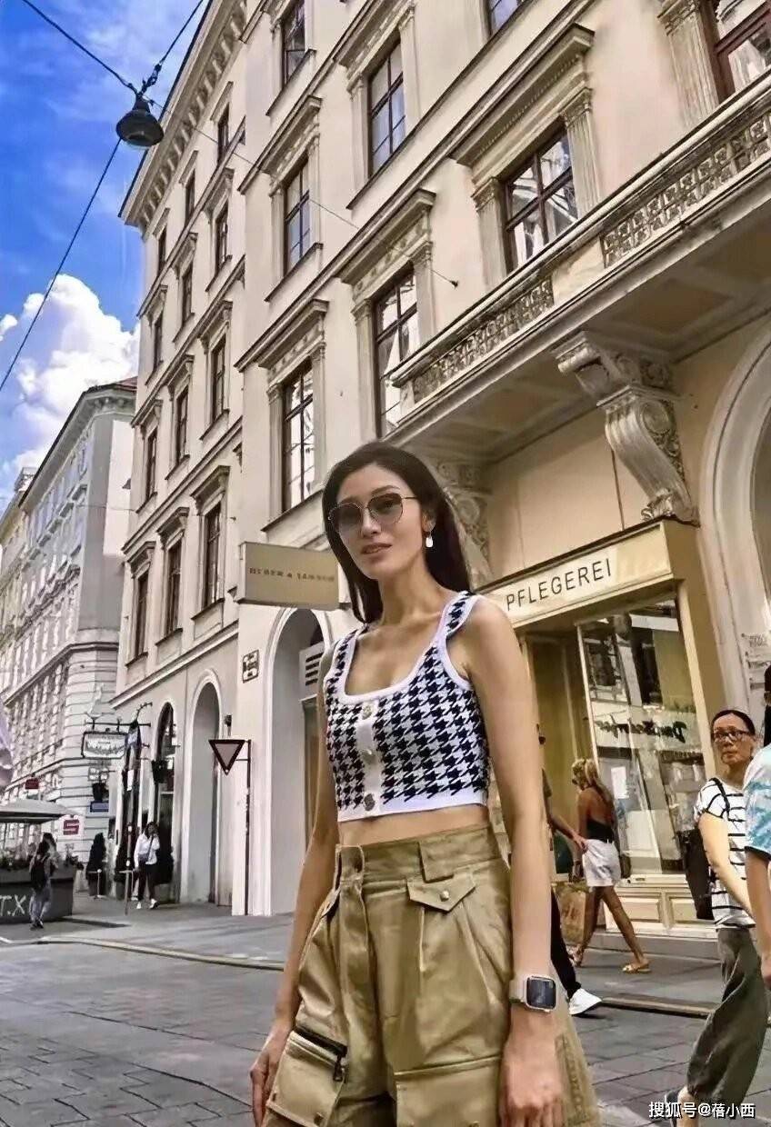 豪门阔太"李嘉欣"高调庆生!穿polo衫牛仔裤,54岁美出新高度