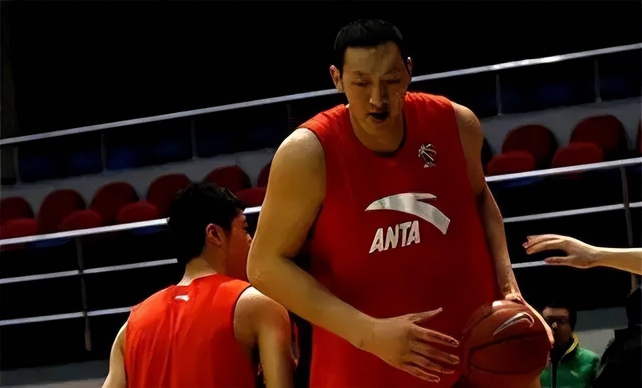 孙明明现状:打野球一场5万,娇妻身高1米9,成世界最高夫妻