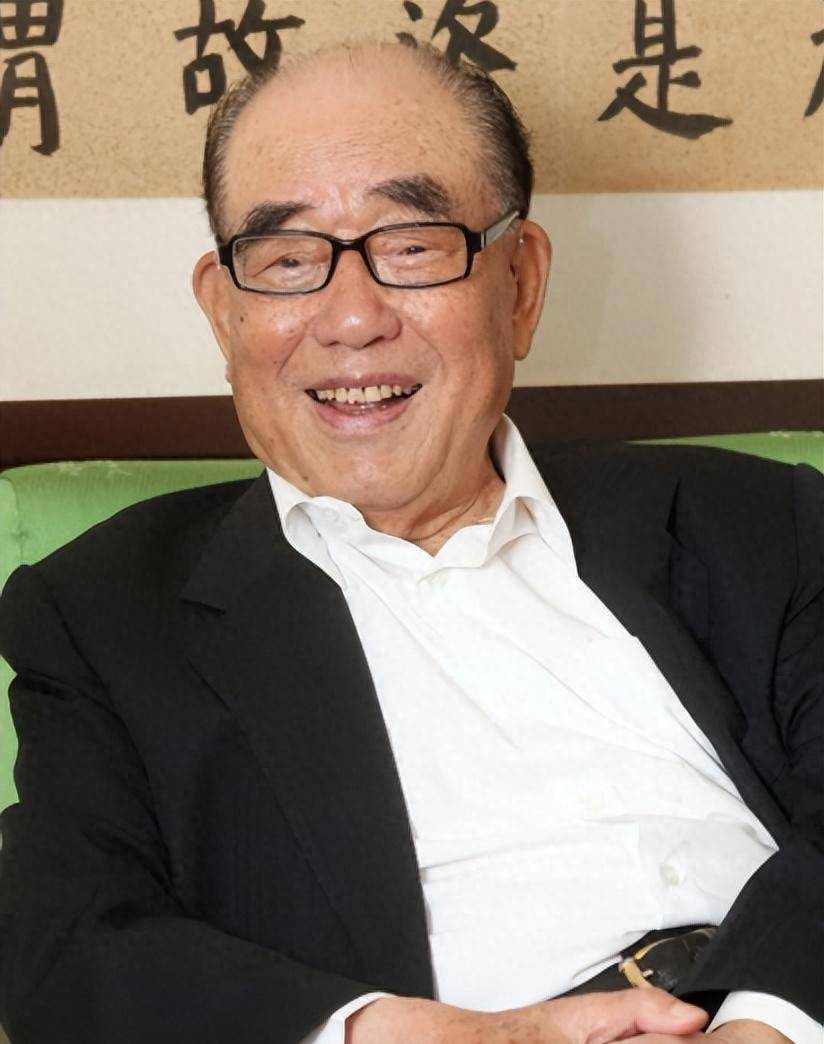 郝柏村1919年生于江苏盐城,少年时家境清寒