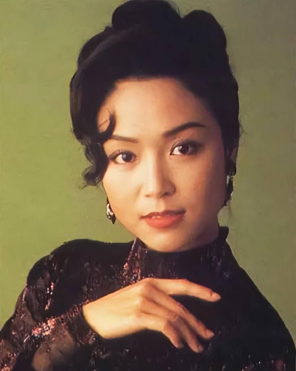 嫁小7岁富豪息影,老公独宠22年,张凤妮现在怎么样了?