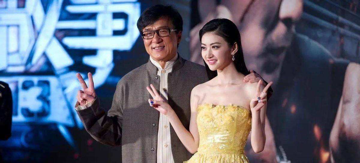 成龙不敢碰她,王思聪不敢撕她,甄子丹抱不到她,却被他当众亲了