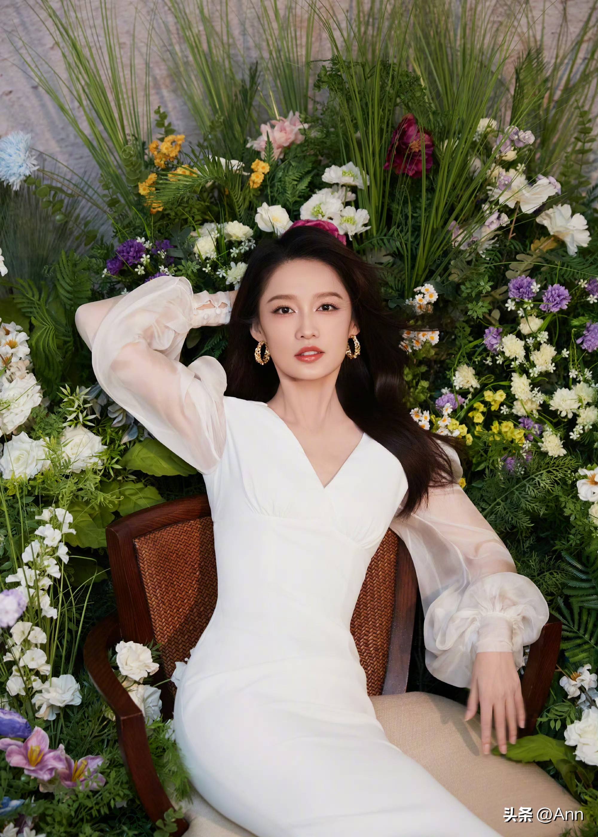 李沁穿着白色露肩长裙置身花海,阳光洒在身上笑容甜美温婉动人!