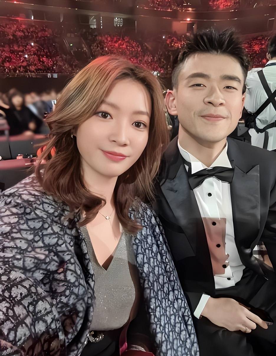 这画面也太有爱,郑思维错穿黄雅琼球衣,真不愧是羽毛球界最佳cp