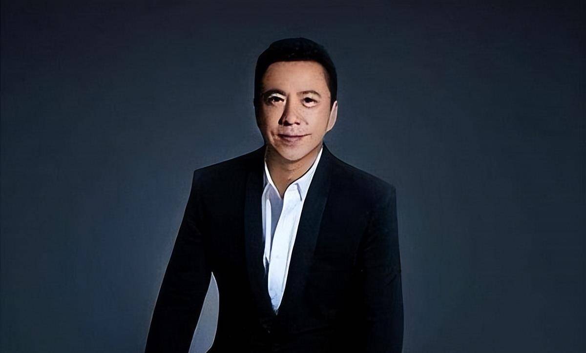 王中磊破产,携全家搬出庄园住进别墅,妻子"下凡"直播带货来解困