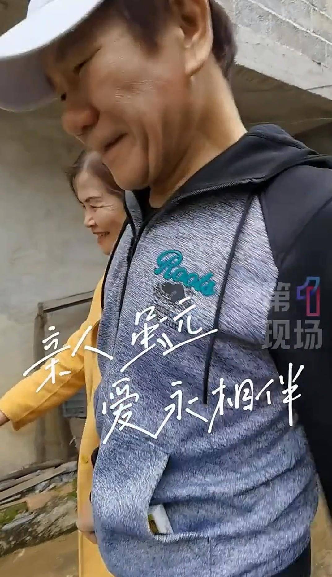 赵传回乡祭祖,与堂妹手牵手破防!