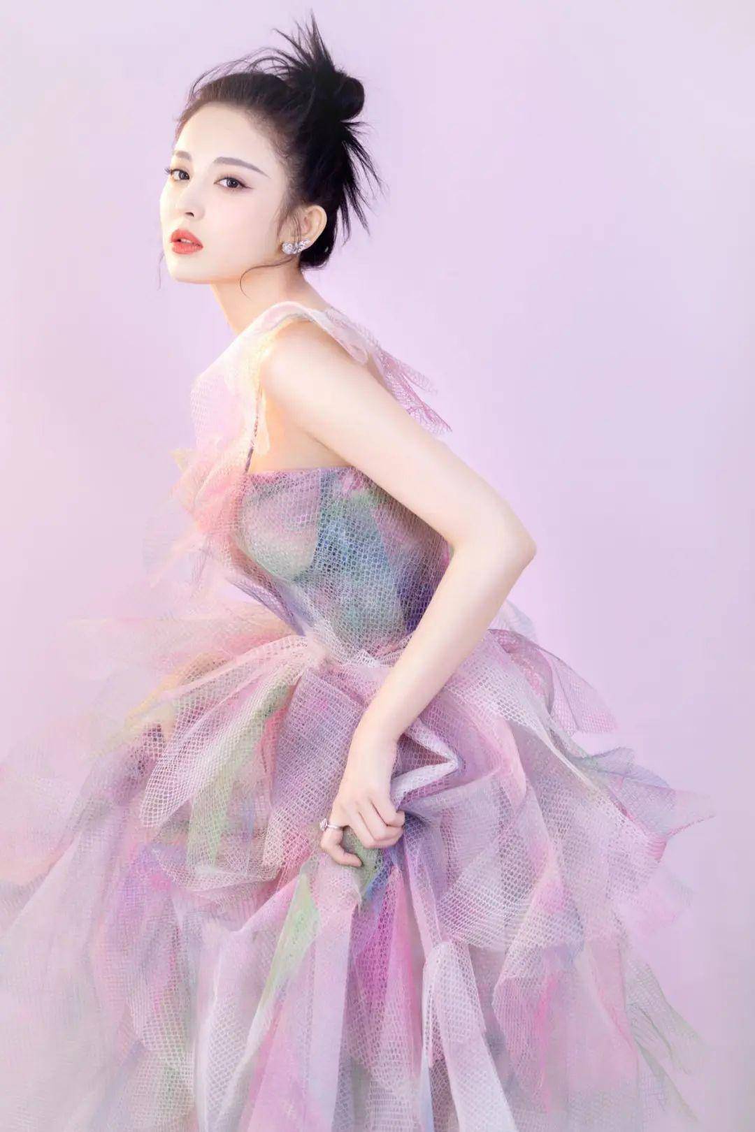 本以为古力娜扎已很美了,当看到同台的张天爱后,我没眼花吧?