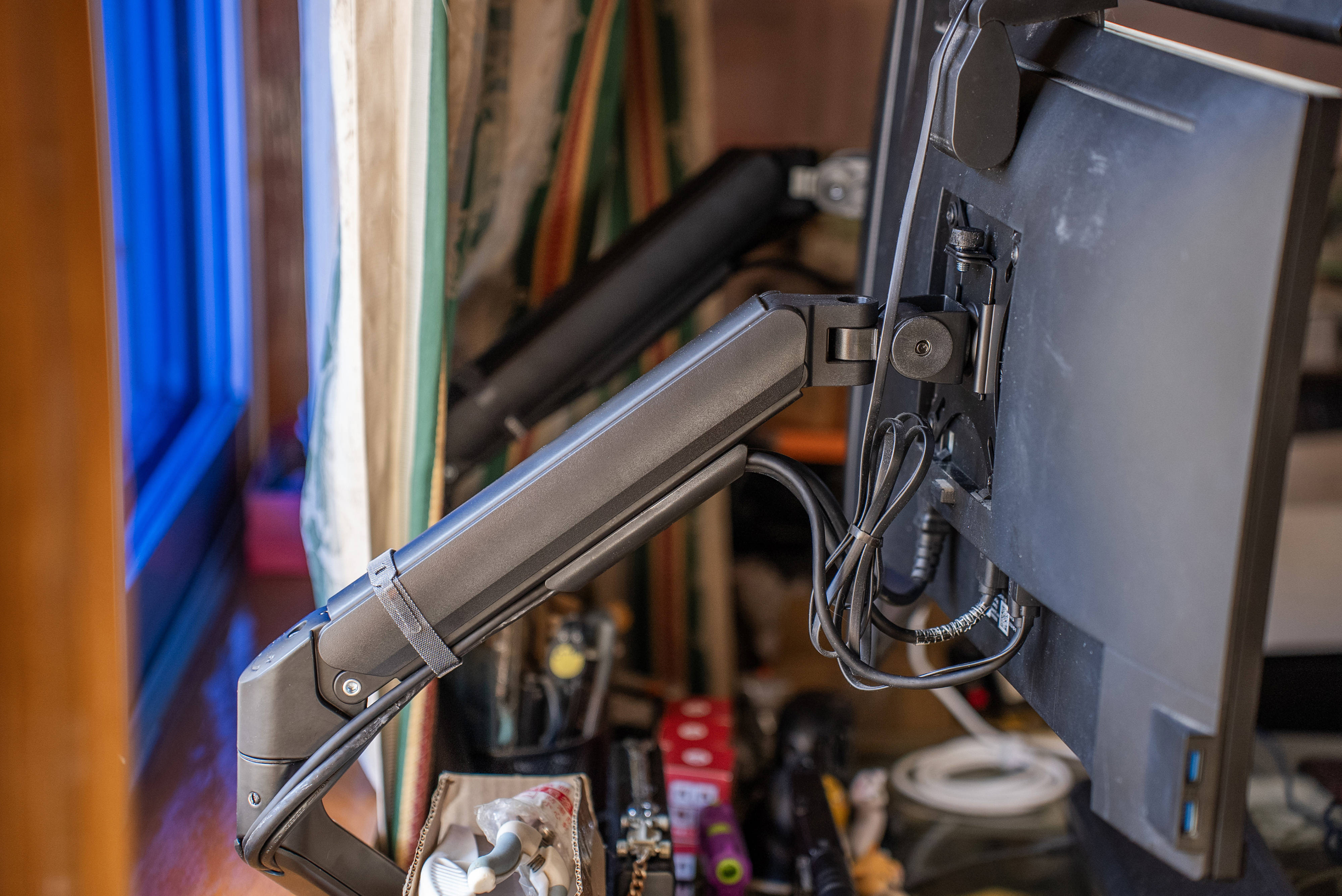 显示器标配底座太矮又太占桌面空间？北弧显示器支架了解一下