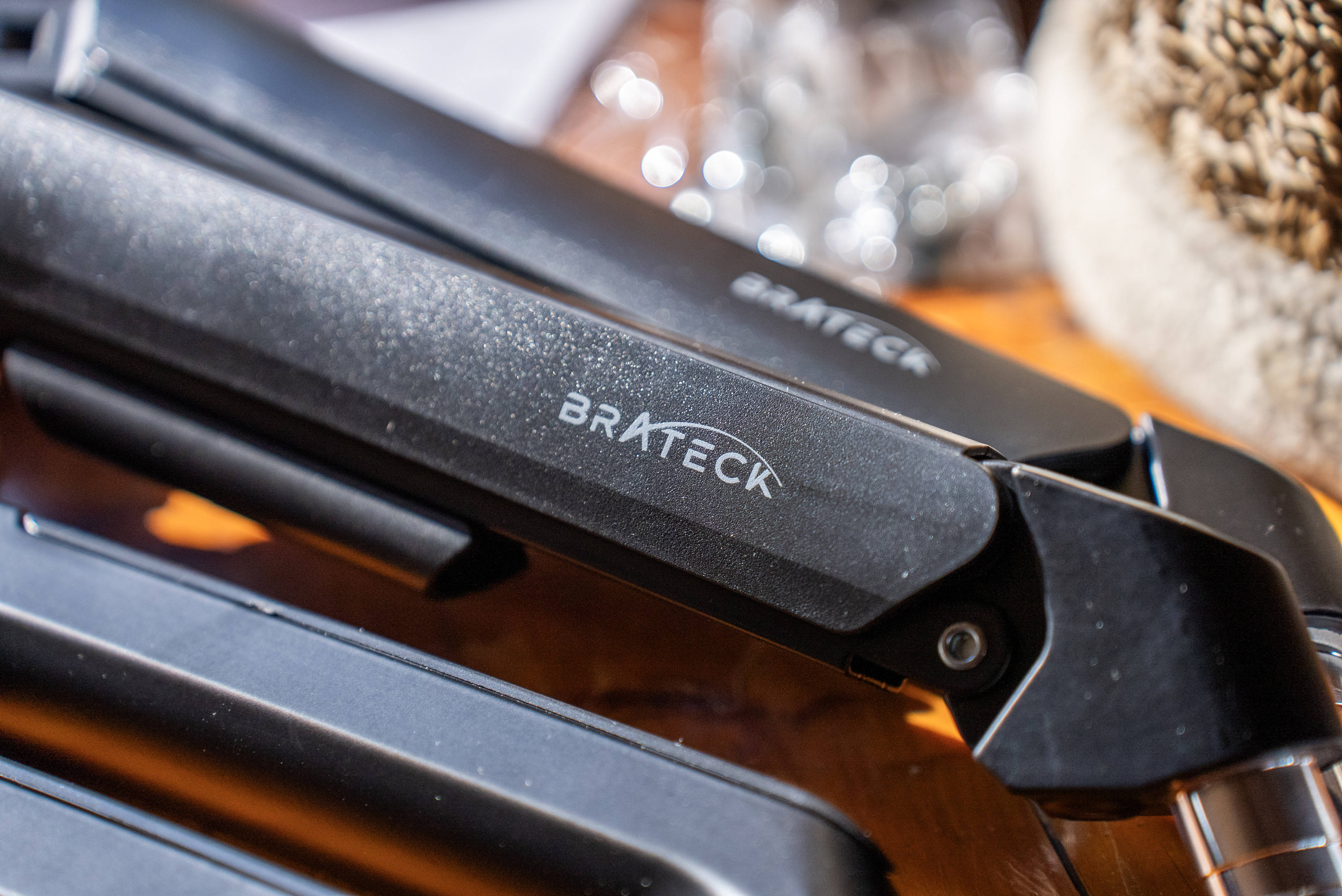 显示器标配底座太矮又太占桌面空间？北弧显示器支架了解一下