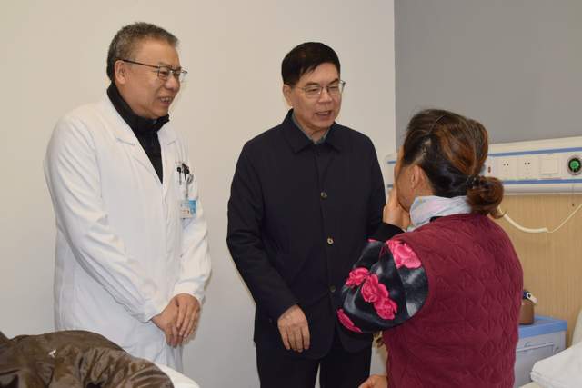 在镇江市康复眼科医院,市慈善总会会长李国忠,市残联党组书记,理事长