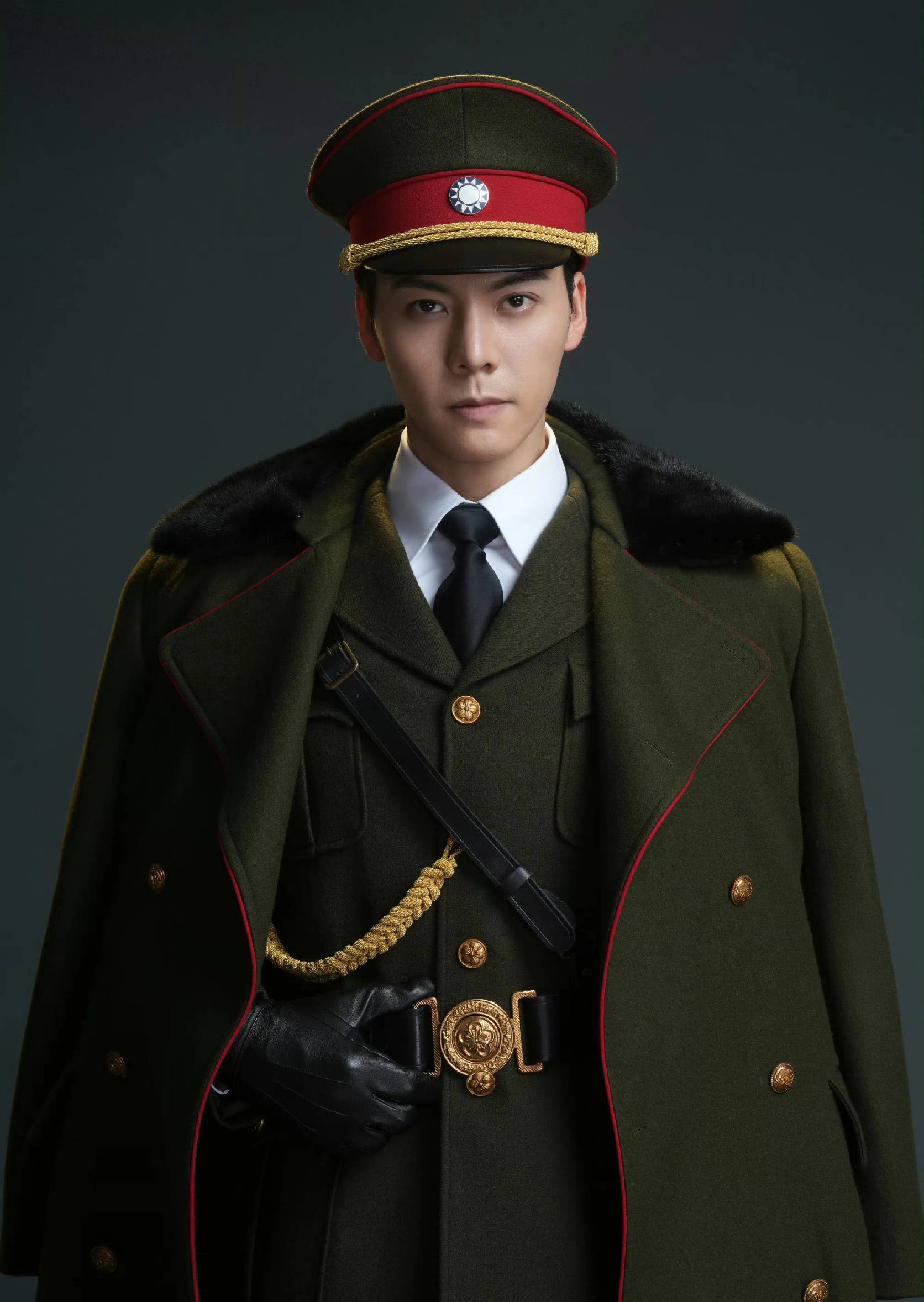 首先让人定心的,是陈伟霆的回归.他再次披上军装,饰演灵魂人物张启山