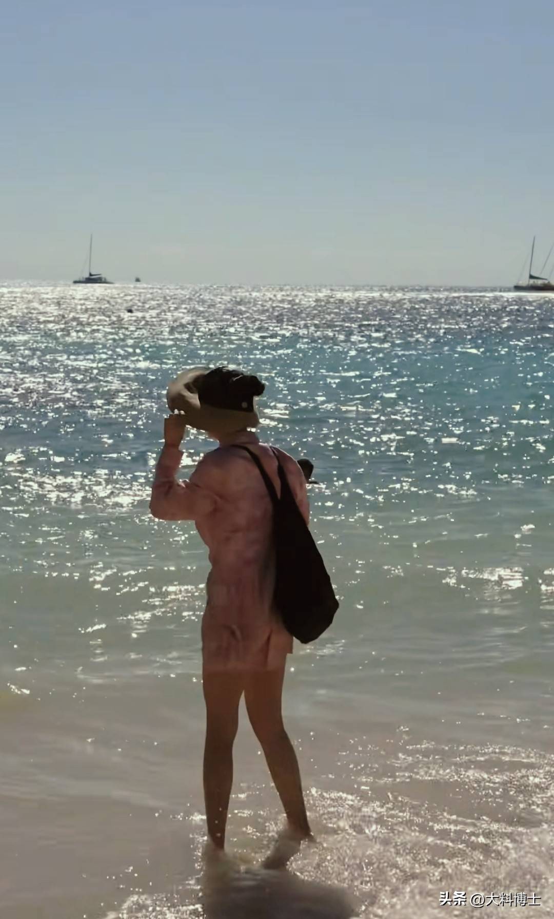 演员苗圃晒沙滩照,纤腿瘦腰好惊艳,嫁大21岁富豪子女双全很幸福