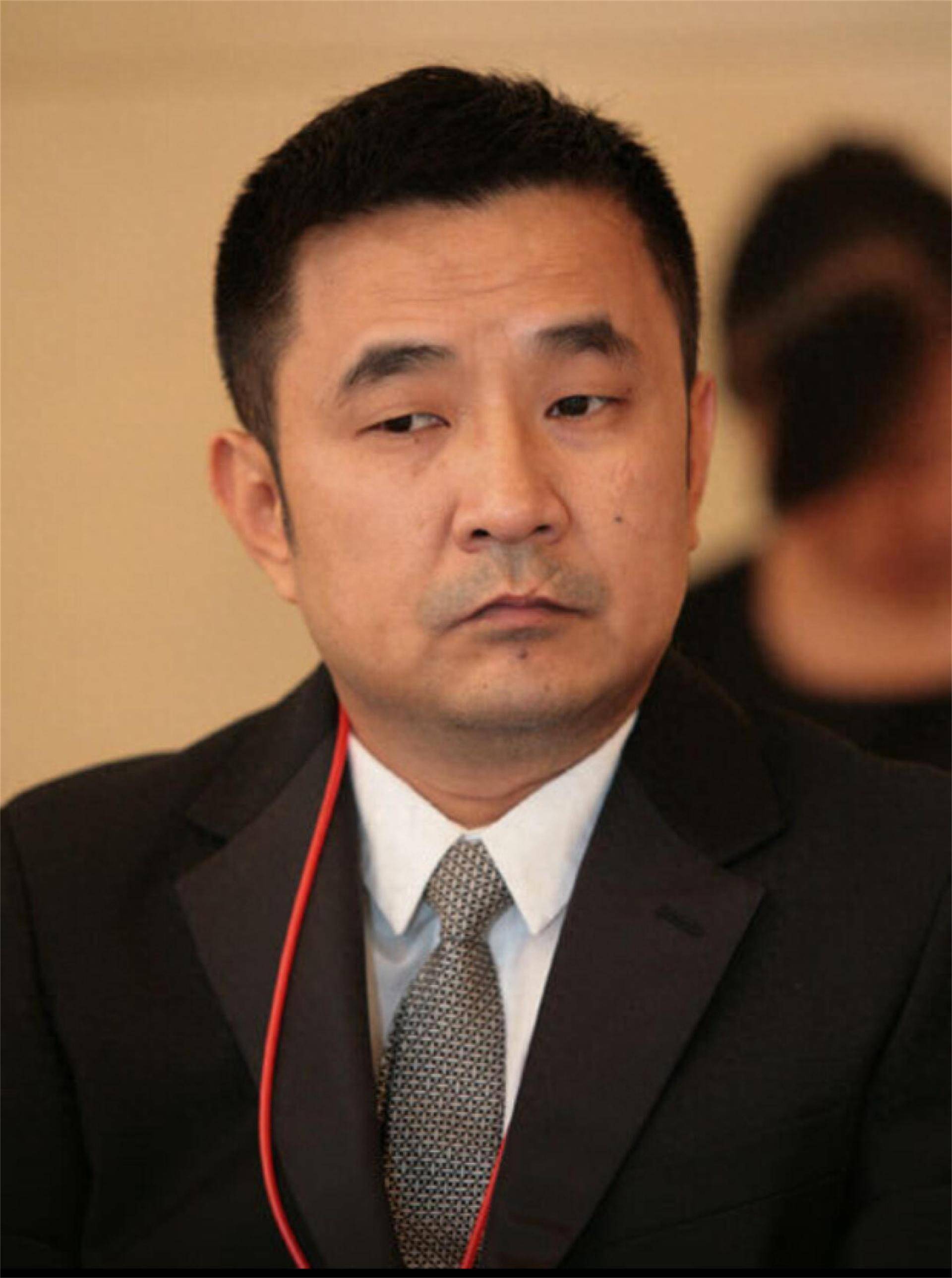 他欠债800亿逃亡国外,带走明星女友和61个亿,父亲葬礼也没回来