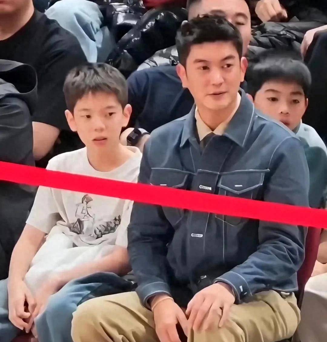 12岁嗯哼长大了!陪杜江看球,身高近170,萌娃变成了清爽少年