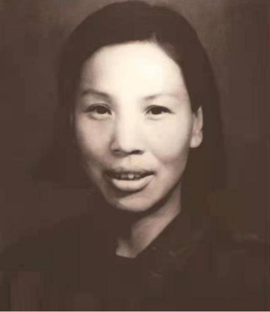 过了一会儿,张文秋的女儿刘思齐已经睡着了,这时,李耀晶才神秘地对