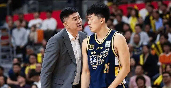 杜锋为何对张皓嘉情有独钟？背后藏着深厚的师徒情谊！