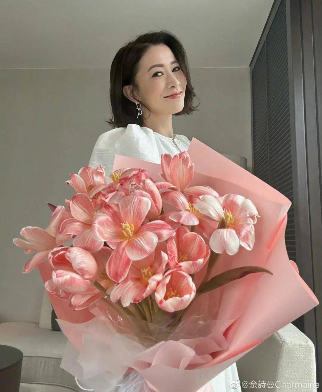 50岁佘诗曼未婚独居没有爱情但有很多很多钱