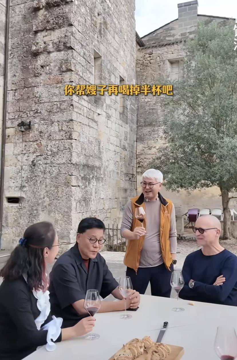 59张丹红真会玩,和李国庆酒庄喝交杯酒,男方一脸痴汉样!_搜狐网
