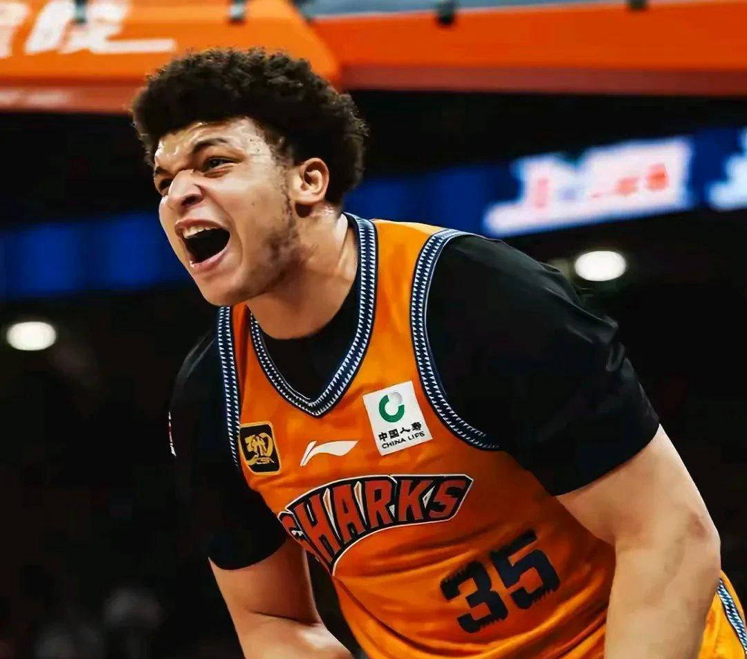 兄弟篮球首秀：张镇麟与弗格助力上海男篮大胜香港金牛