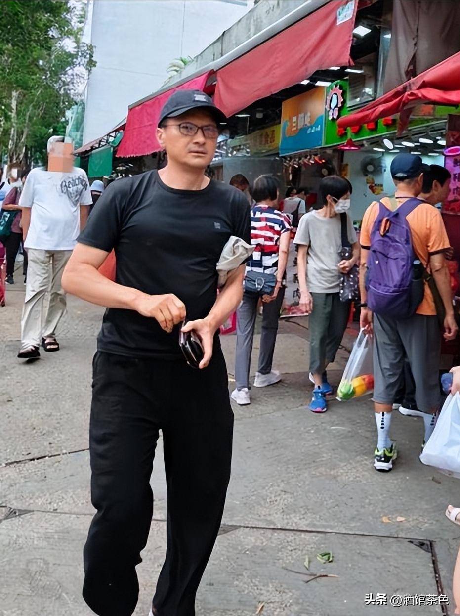 曾是tvb影帝,当红时为自闭症儿子息影,如今18岁儿子为他争光