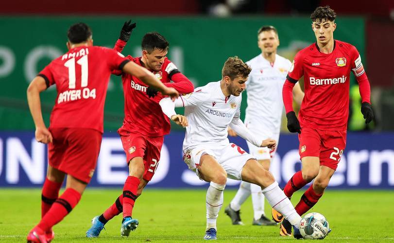 勒沃库森欧冠出线关键战，状态强势，纽卡斯尔客场挑战，双方战术博弈激烈，争抢直接晋级名额。