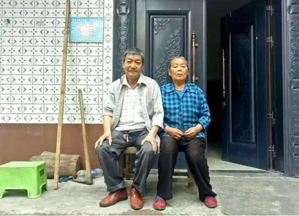 1974年,20岁知青报恩娶31岁寡妇,养6个孩子放弃返乡,留守大山