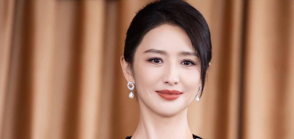 离婚4年消失蜕变?42岁佟丽娅告别隐忍,凭什么靠新身份登顶封神