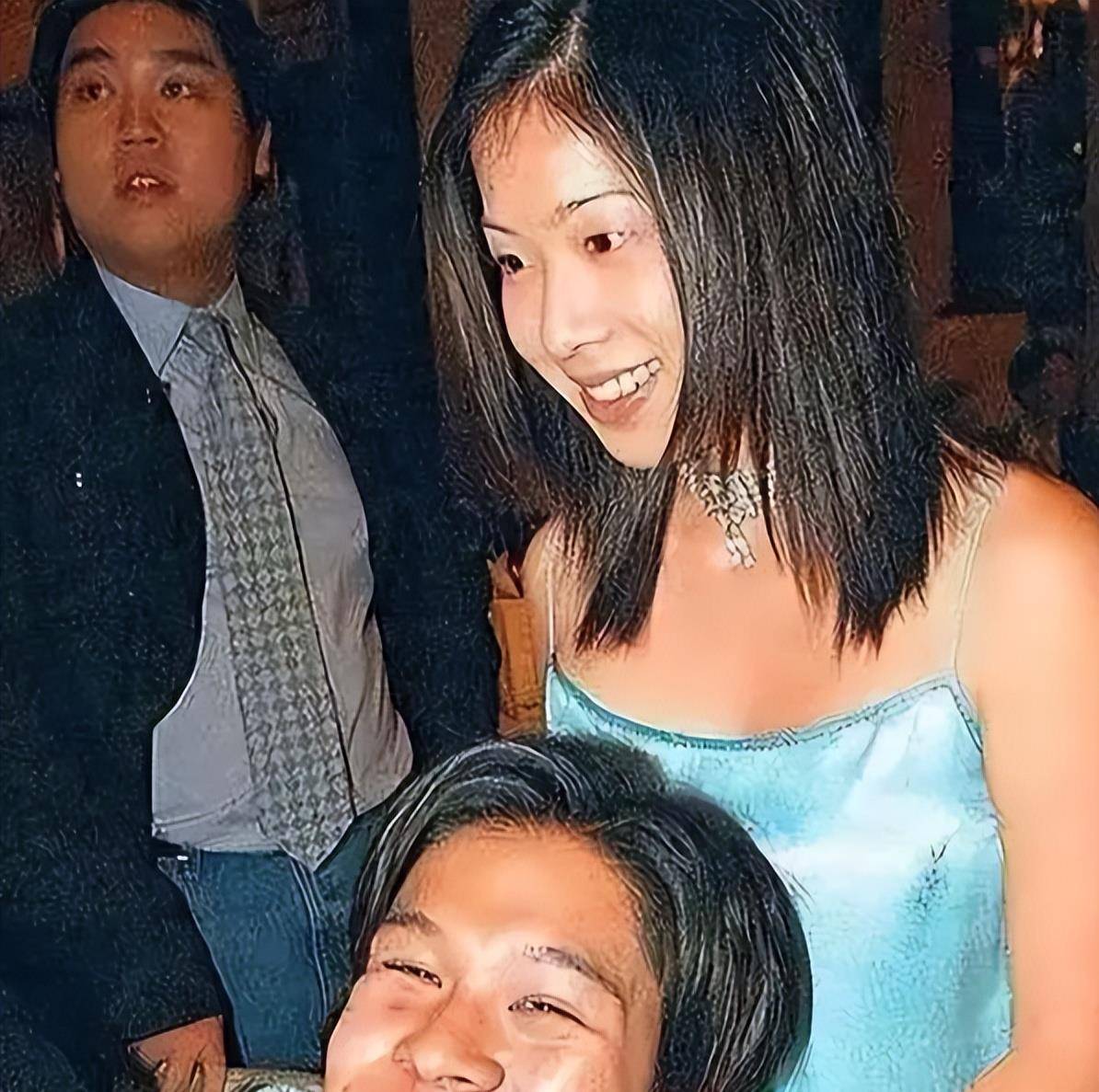 2000年,21岁的霍启刚在英国求学时,邂逅了初恋吕庆欣