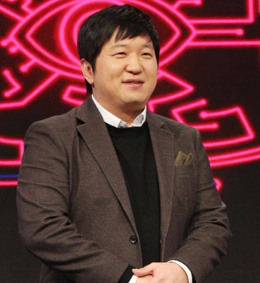 另一方则站队郑亨敦,觉得情有可原:"在海外被强行认作他国人,确实会