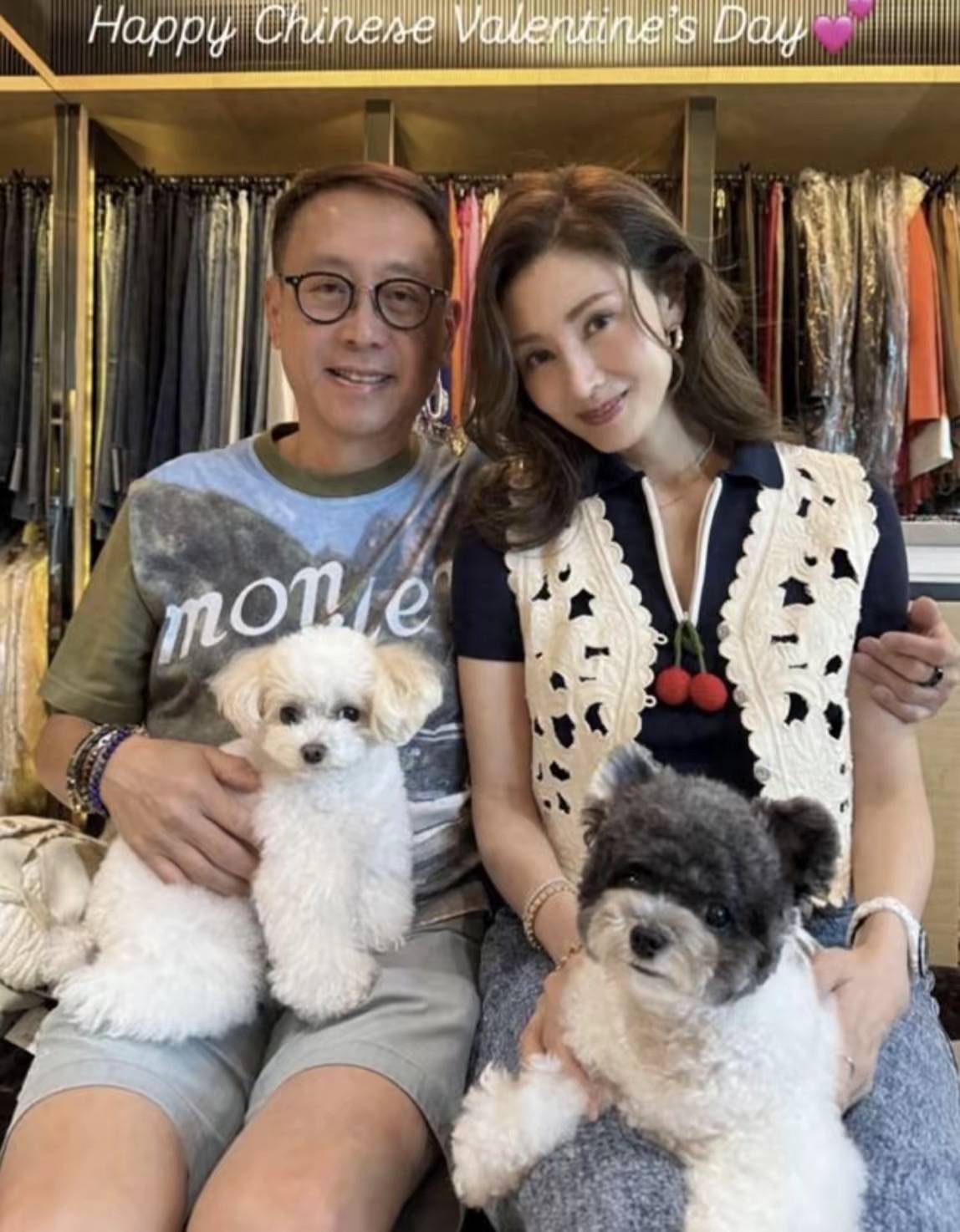 李嘉欣熬出头了!穿1w2毛衣戴46w手表很壕气,站许晋亨身边像小辈