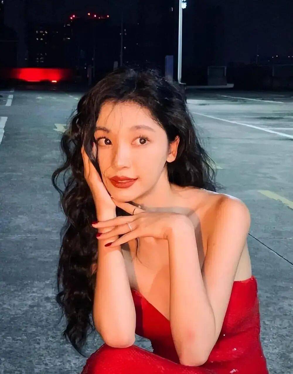 网红美女易梦玲露出马甲线性感火辣！有力量感的身材