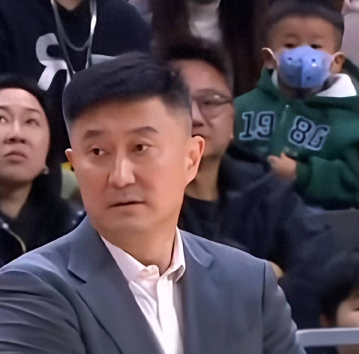 杜锋震怒！徐杰眉骨开裂离场，对手一脸无辜，劈叉投篮未关心伤员