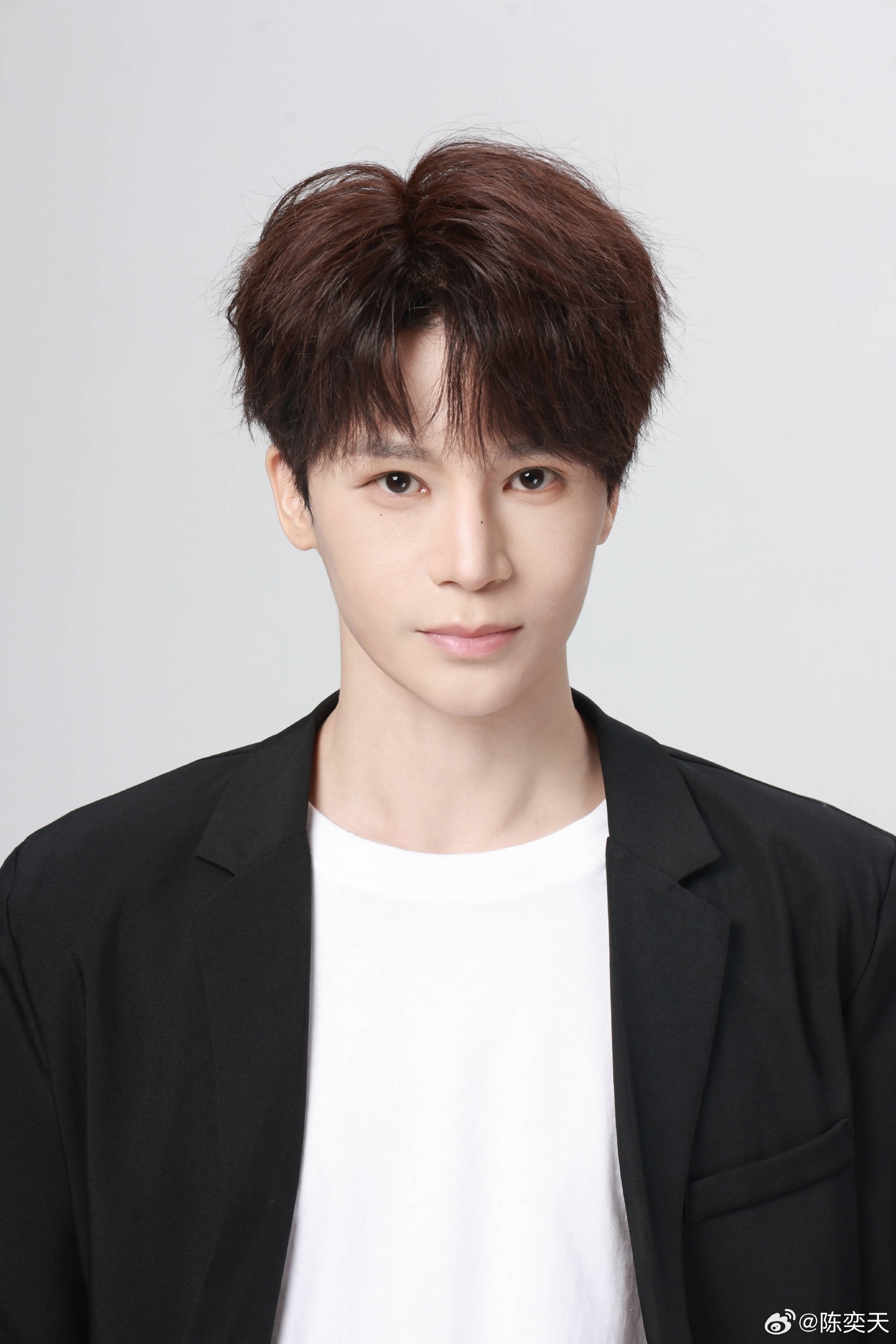 陈奕天最新写真大片惊艳释出小说男主脸