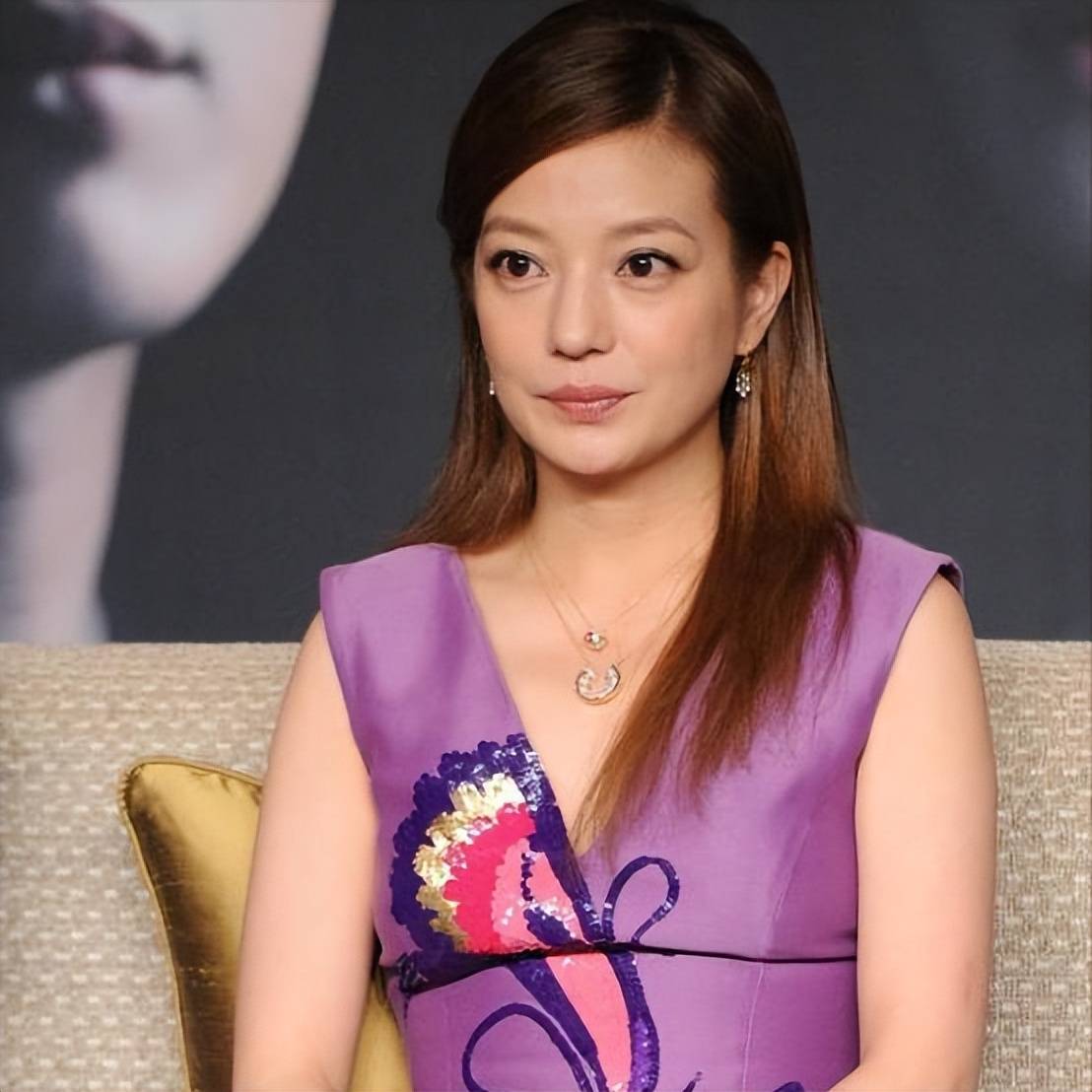 落毛凤凰不如鸡!49岁赵薇再曝近况,全身包裹严实 不敢露脸怕见人