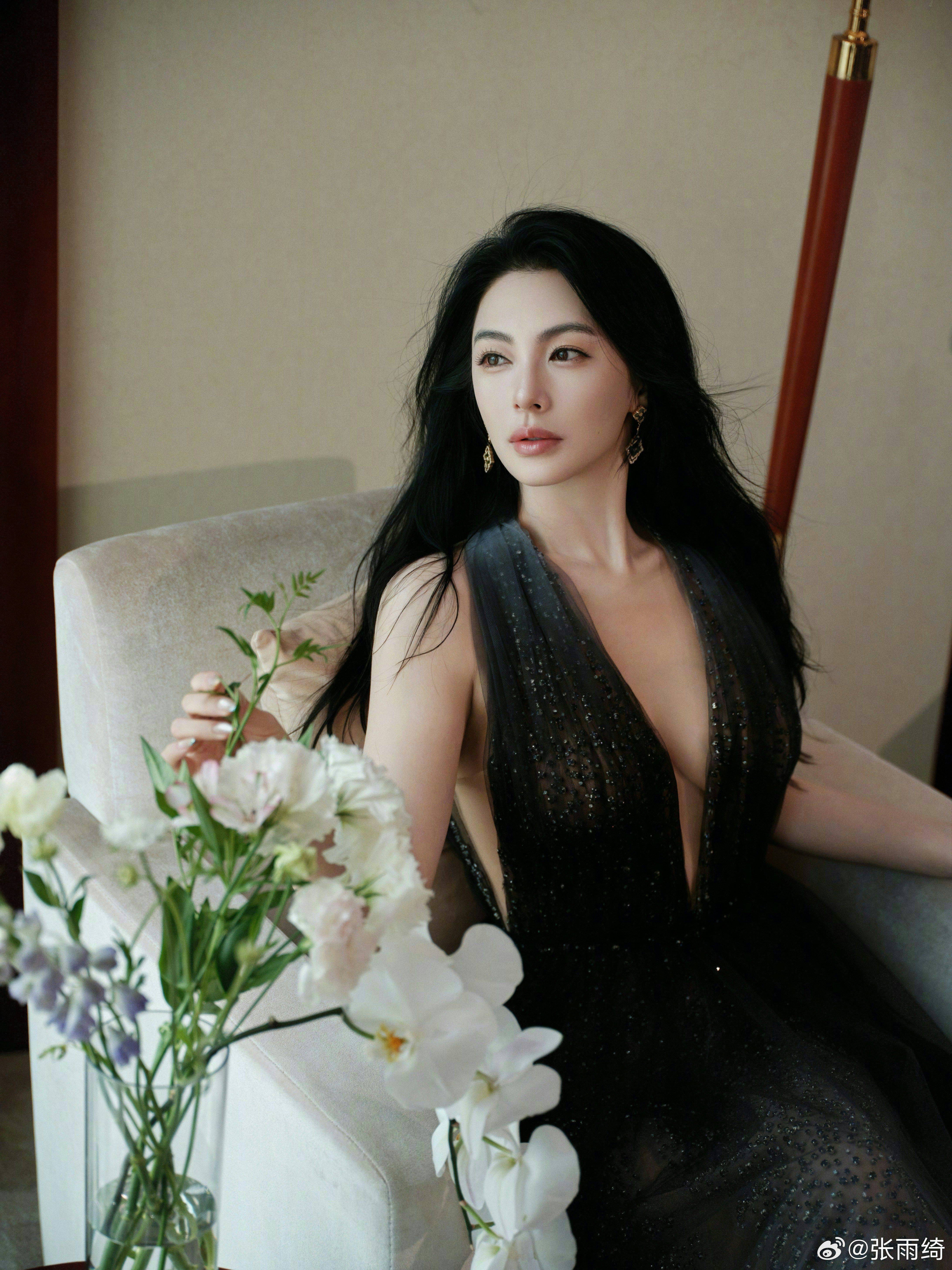 38岁张雨绮活动生图引关注,网友惊呼:模样变化太大!