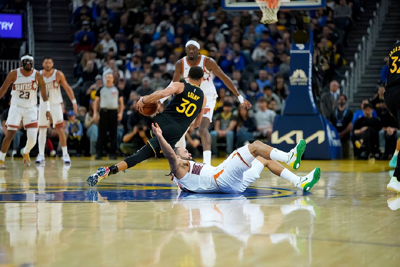 险胜！库里28分主导逆转 追梦第二节连吃两T被驱逐，勇士主场险胜太阳