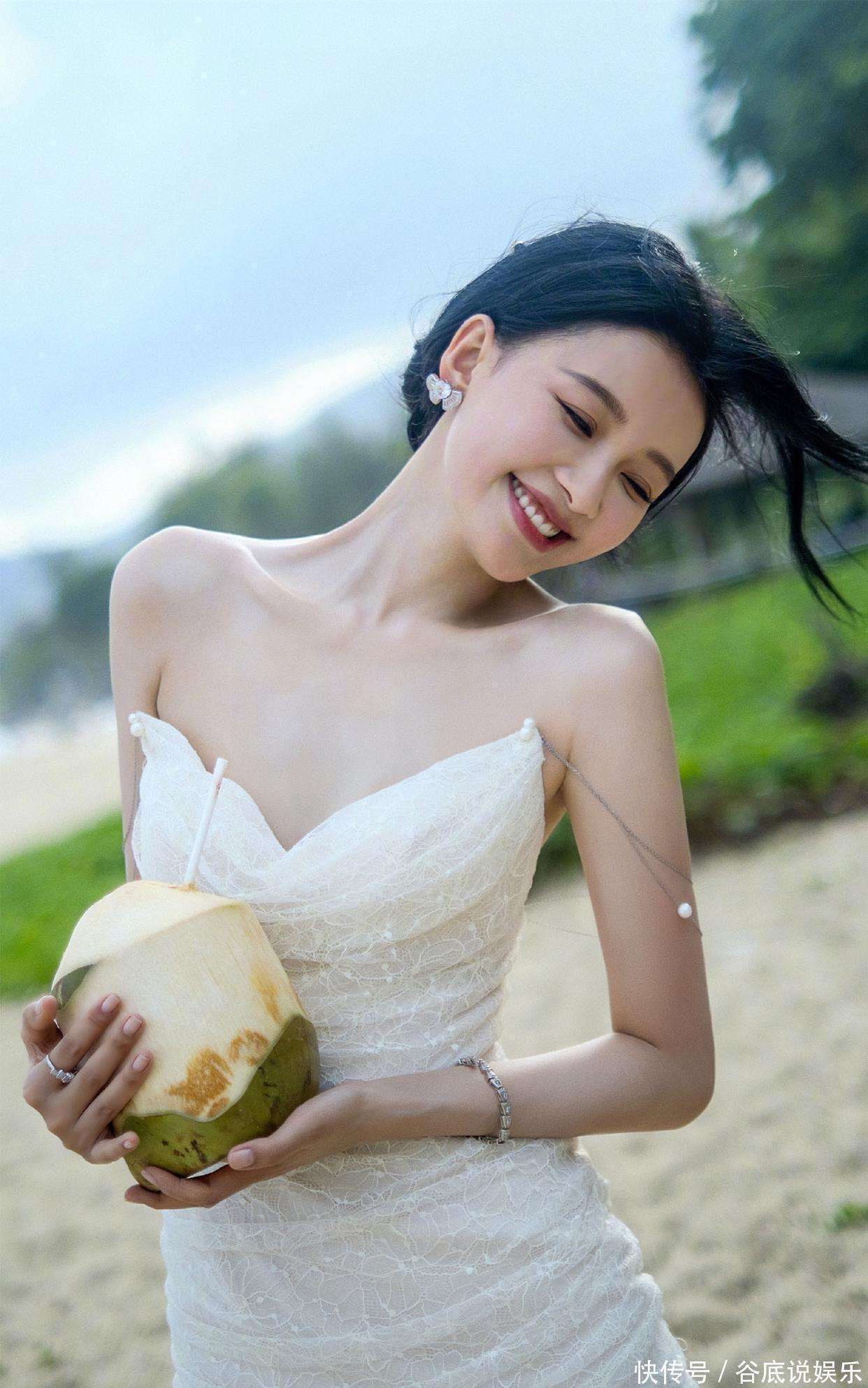 孙怡白裙海边随拍身材争议不断?我看是优雅至极