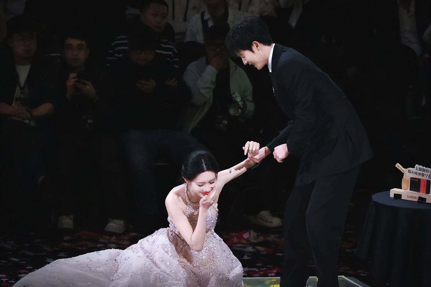 孟子义发文回应星光大赏领奖台上摔倒：挺疼的，检查后无大碍，就是觉得太丢人了 插图2