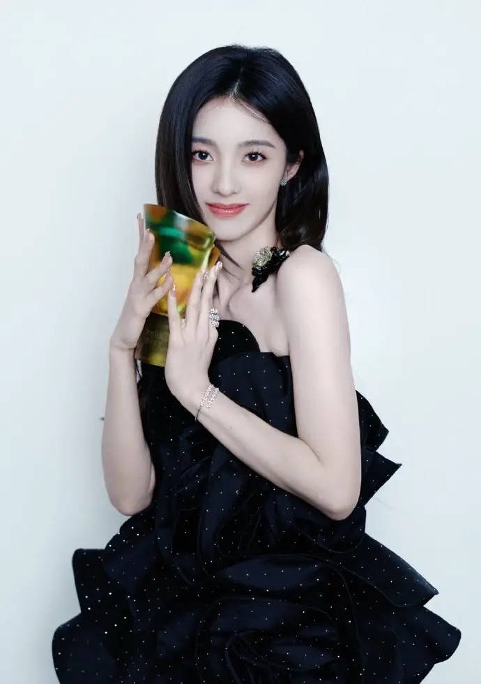 万鹏穿黑色抹胸裙如珍珠璀璨 手捧杯子微微低头_身材_双臂_黑夜