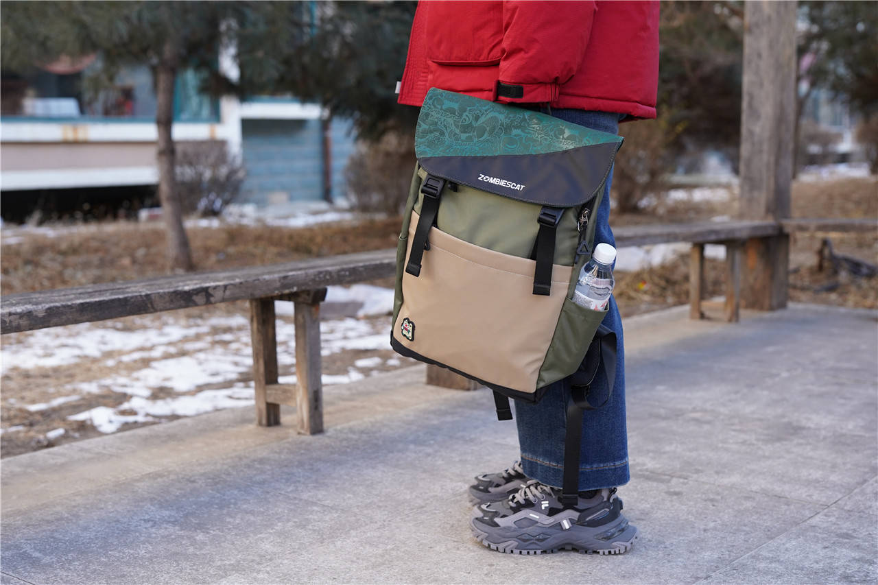 青橙微熟魔鬼猫时尚大容量双肩包日常使用蛮好