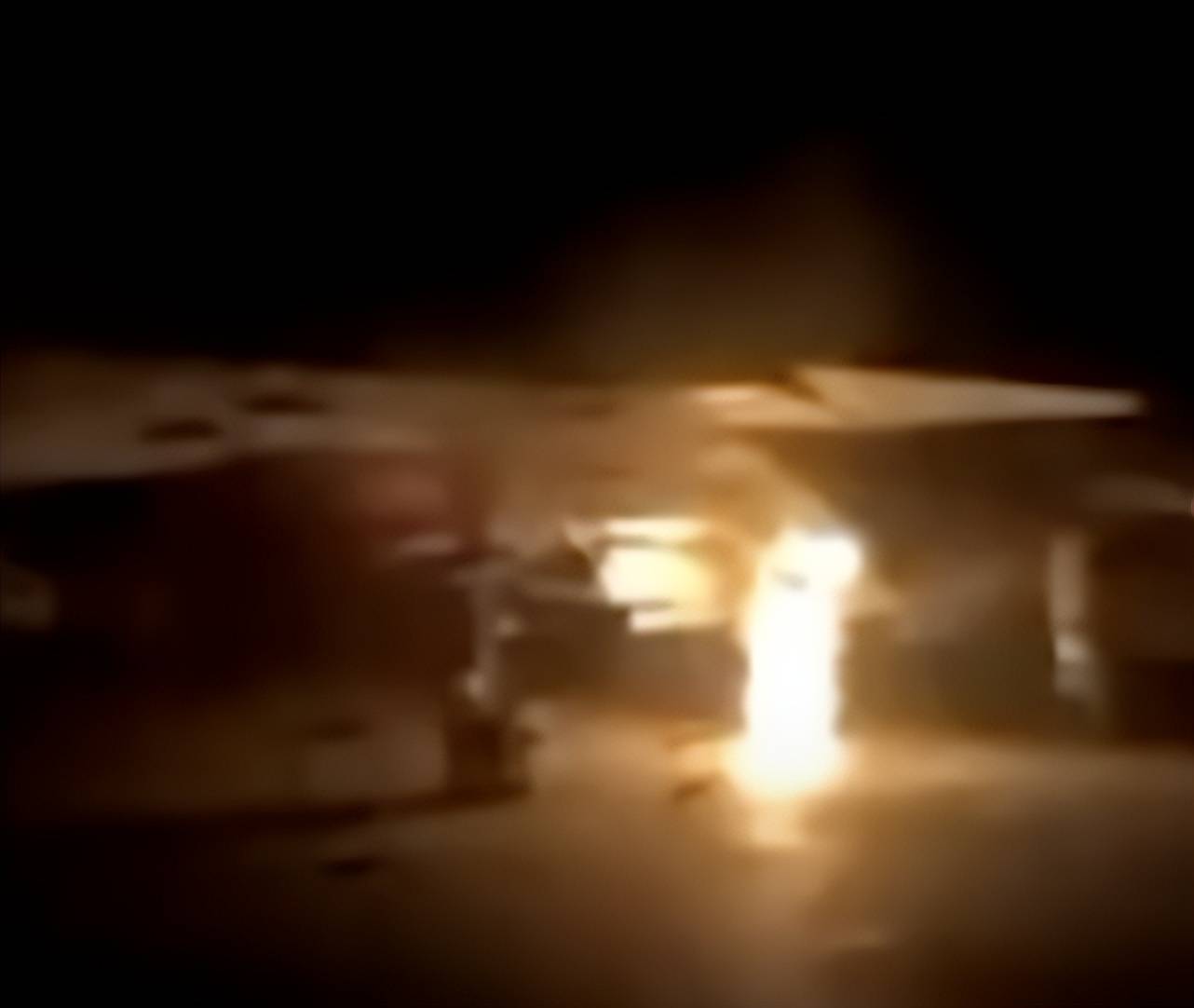 原创画面曝光：乌克兰纵火焚烧两架苏-30战机，现场火光冲天，