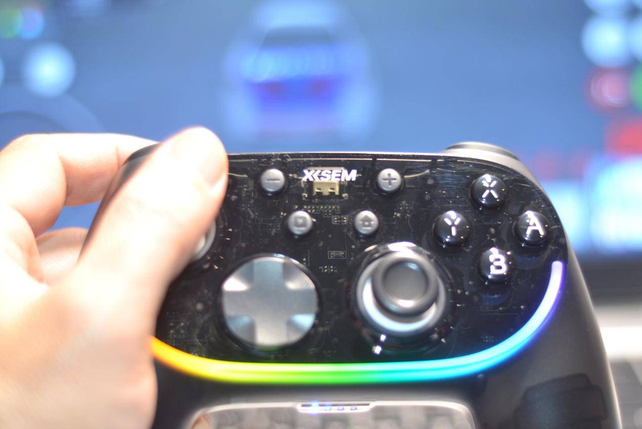 百元级西圣GC1游戏手柄，颜值高性能强专业级操控