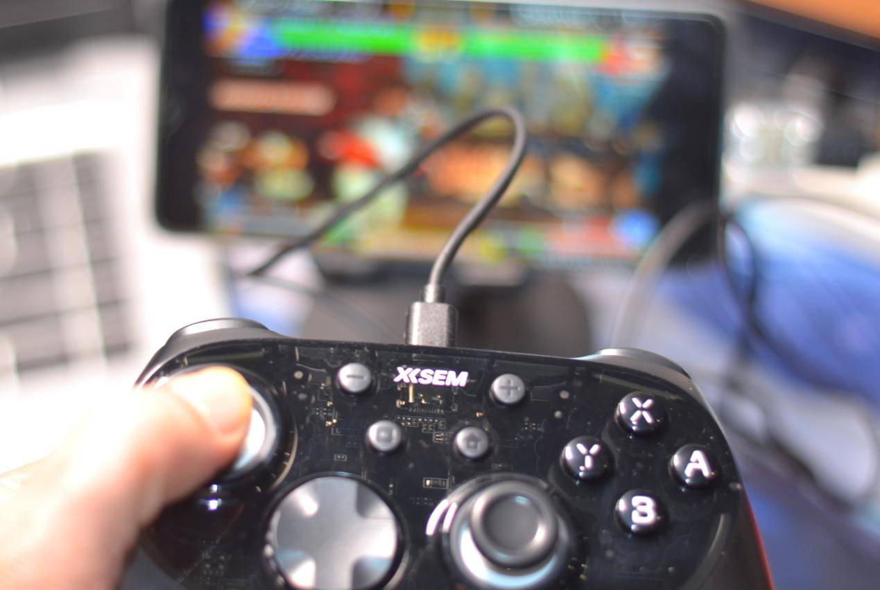 百元级西圣GC1游戏手柄，颜值高性能强专业级操控