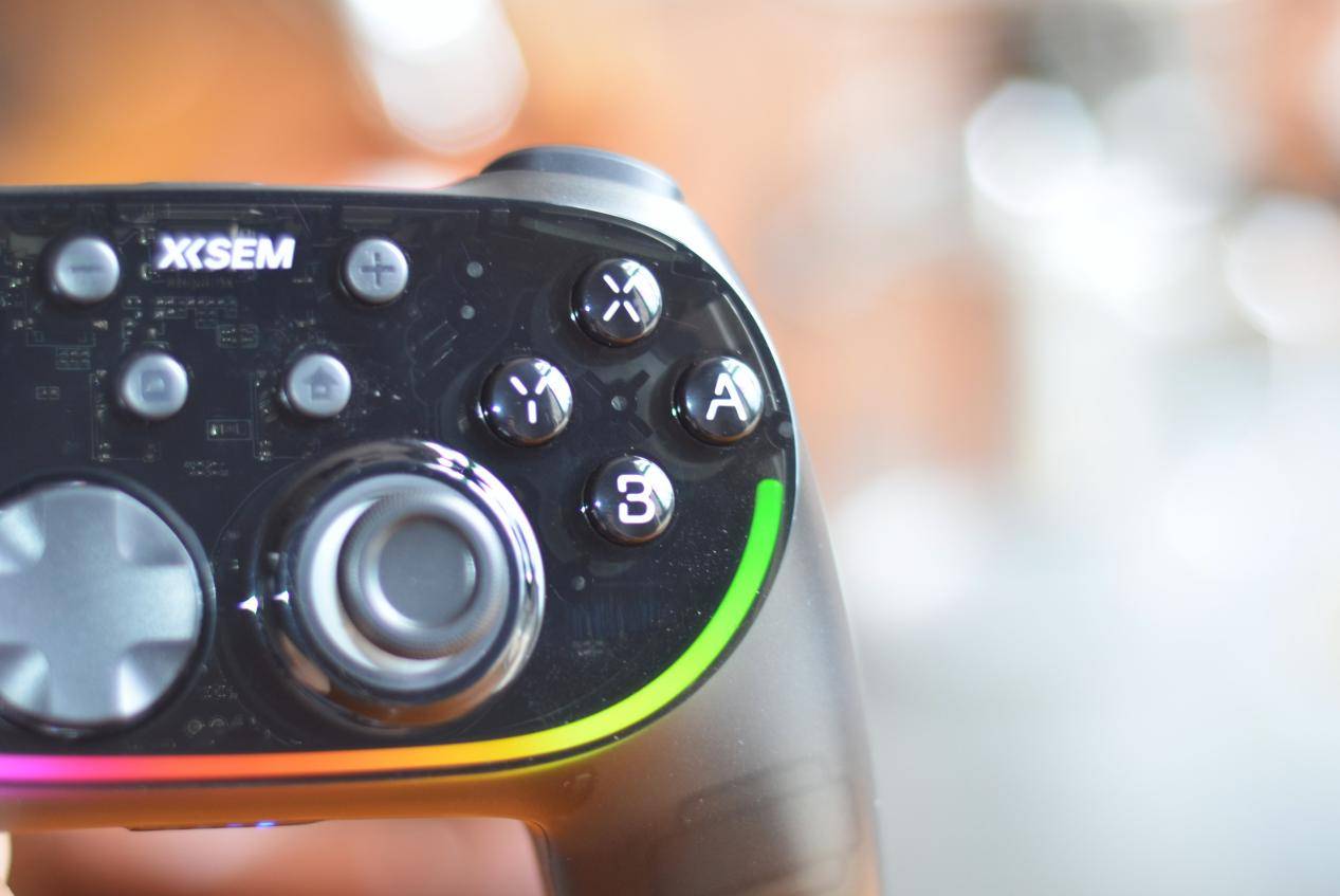 百元级西圣GC1游戏手柄，颜值高性能强专业级操控