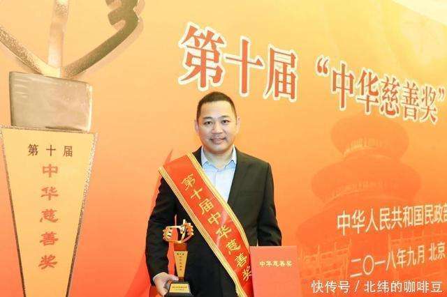 级歌唱家,曾12次荣登春晚,其丈夫身份更让人震惊